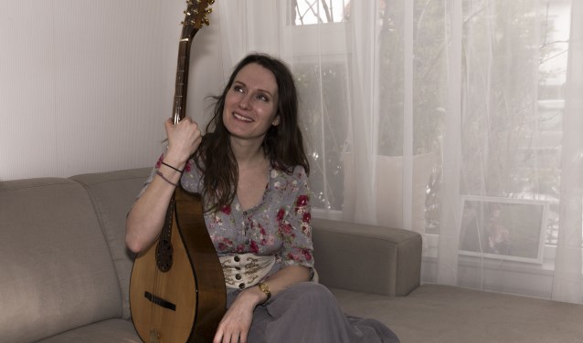 Gwendolyn Snowdon met haar Bouzouki