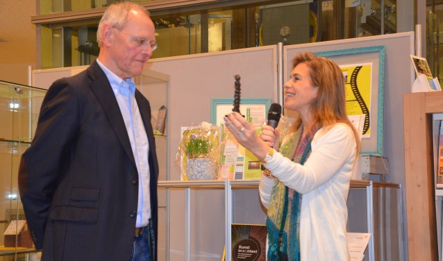 Simone Berger overhandigt de prijs aan Harry Stegeman