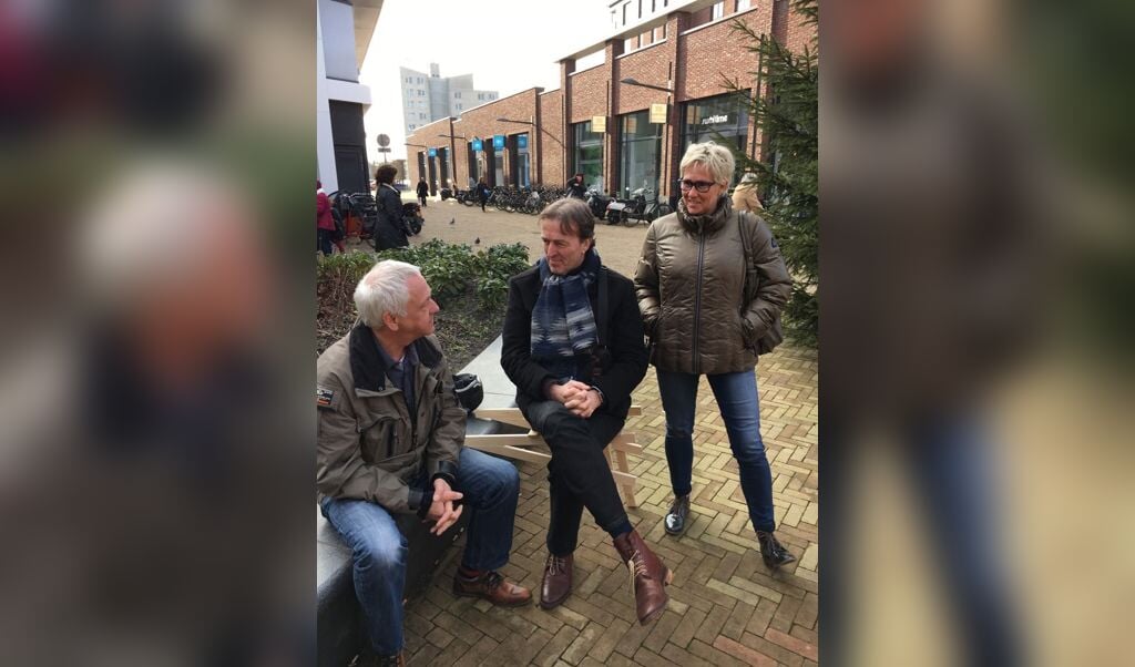 Jitze Bakker van BBA (midden) in gesprek in het Stadshart.