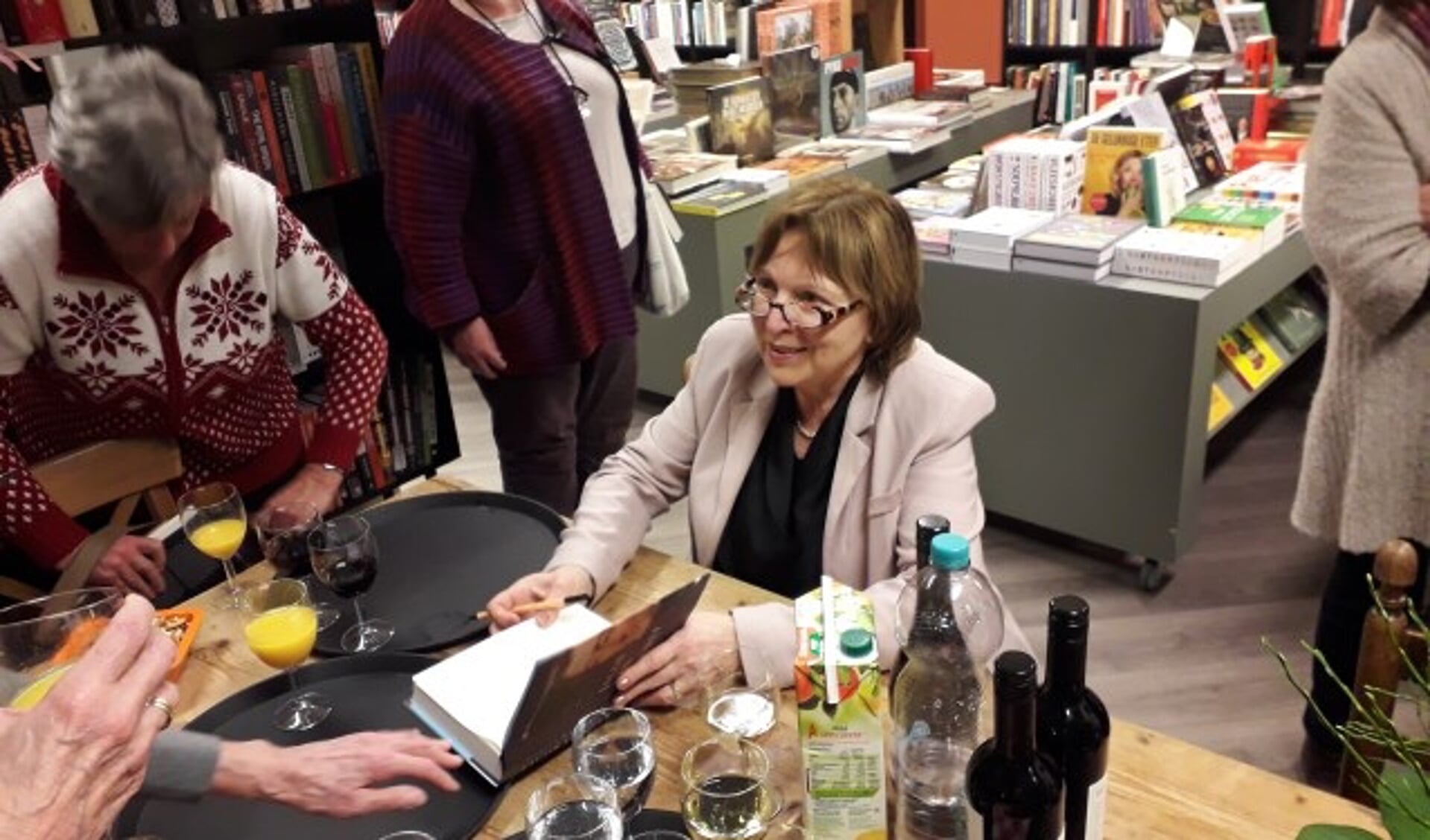 Marita Mathijsen signeerde haar boek na de lezing gegeven over de 19e eeuwse schrijver Jacob van Lennep. FOTO: Maarten Bos