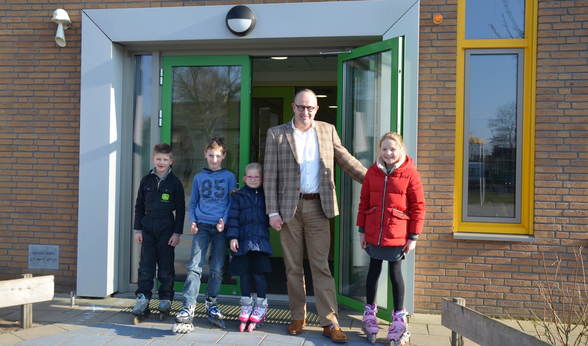 Schooldirecteur Marius-Jan Breugem met enkele leerlingen