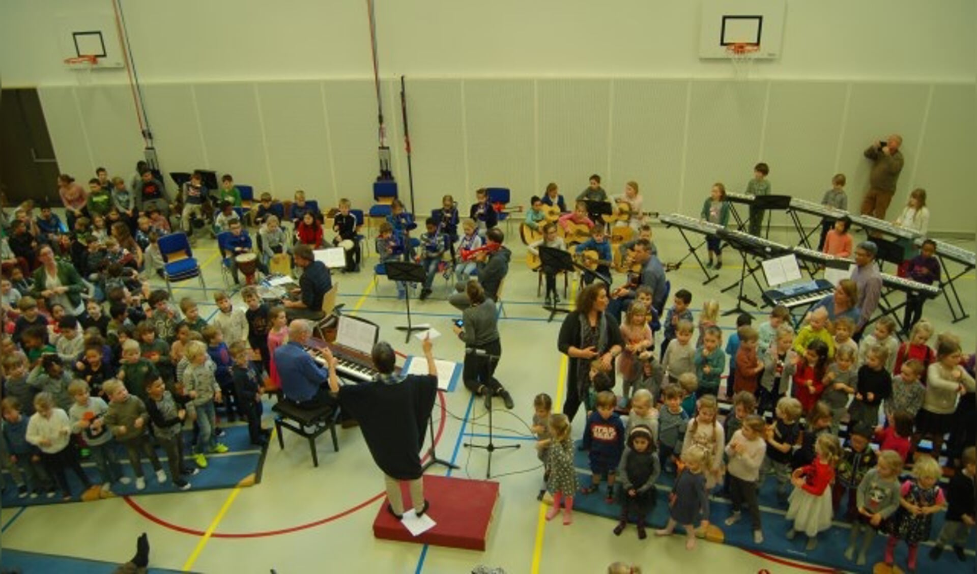 Joke Firet dirigeert het schoolorkest van basisschool De Regenboog. 