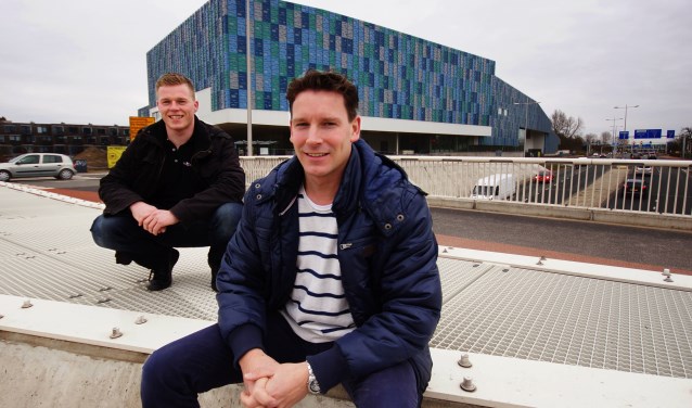 Jasper Wolsing (L) en Eric Spithoven voor het nieuwe sportcomplex Amerena in het Hogekwartier.