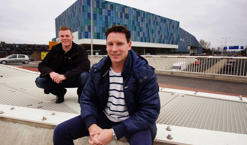 Jasper Wolsing (L) en Eric Spithoven voor het nieuwe sportcomplex Amerena in het Hogekwartier.