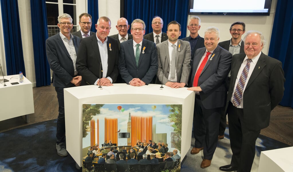 Maart 2018: raadsleden nemen afscheid. Henk van den Brink (midden achter) ontvangt geen koninklijke onderscheiding, vier anderen (vooraan) wel.