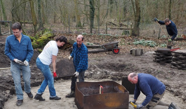 Het is hard werken en sjouwen voor de aanleg van de kampvuurkuil.
