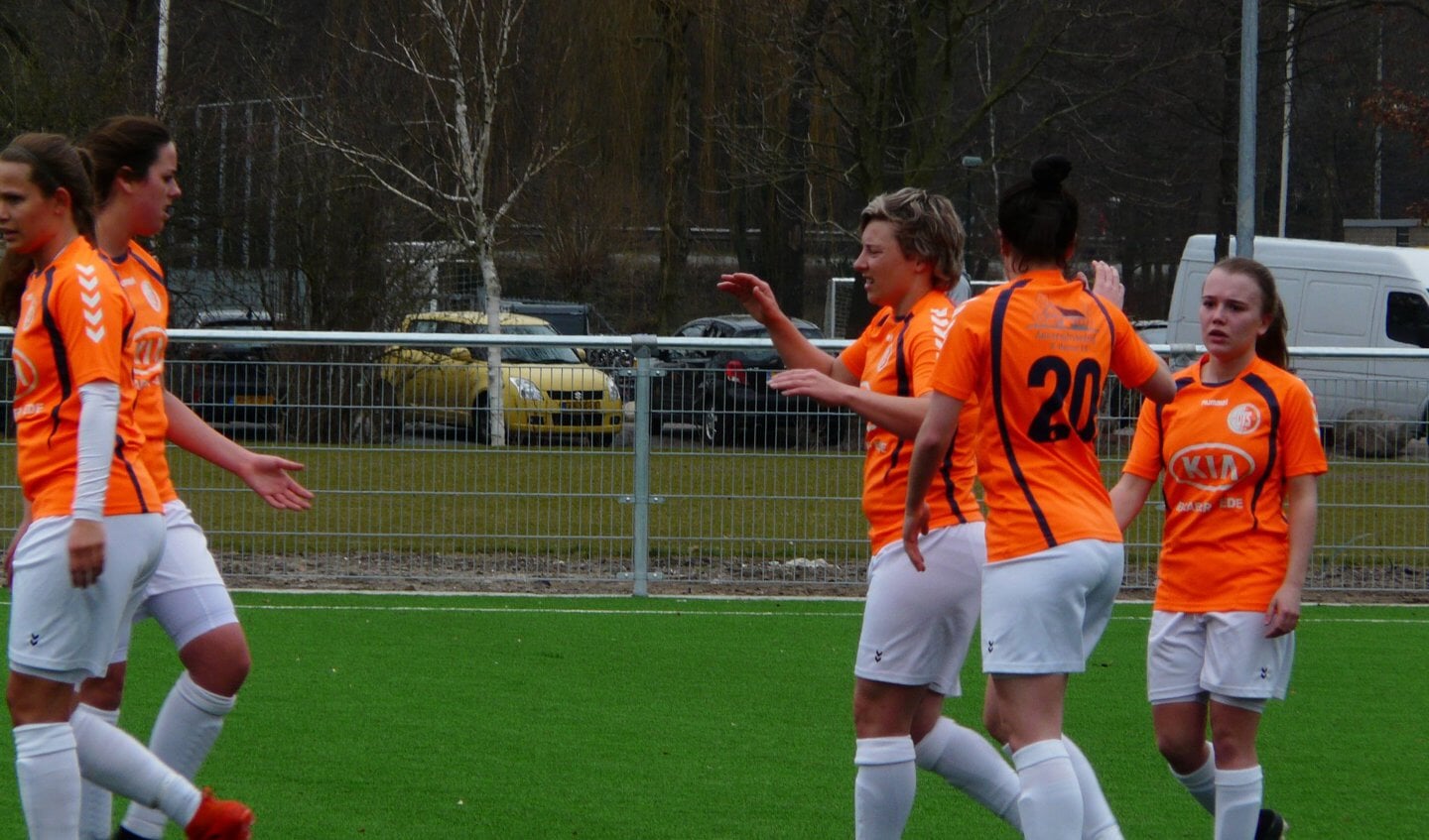Willeke Pater wordt gefeliciteerd voor 1 van haar 4 goals