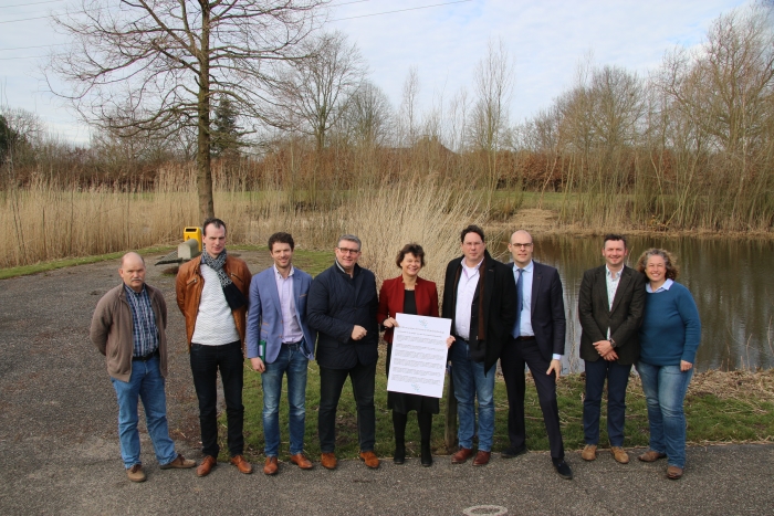 bestuurders Stuurgroep met positionpaper landschap