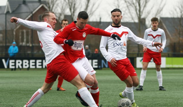 Matchwinner Jelle Staal probeert Gerard Diepeveen de voet dwars te zetten.