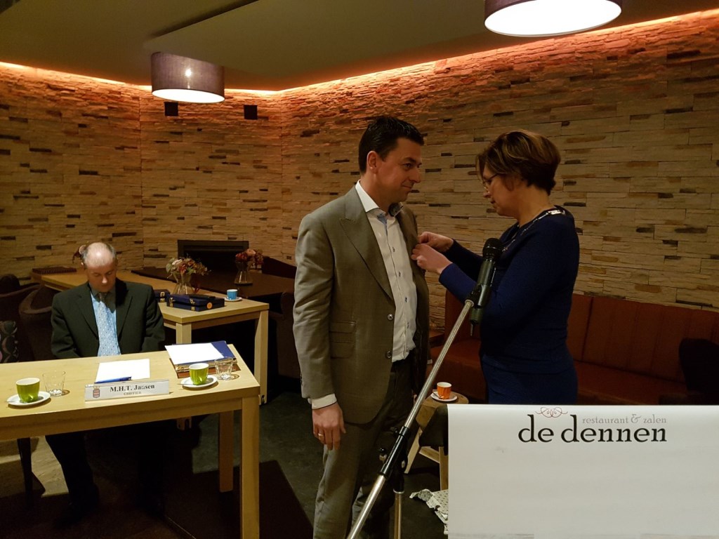 Peter Walraven krijgt de Koninklijke Onderscheiding opgespeld.