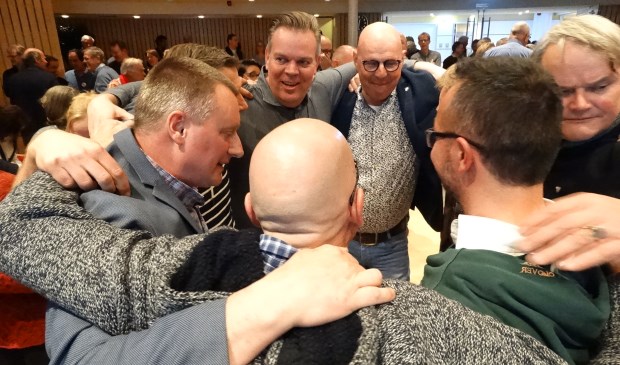 Hier viert de VVD haar overwinning nadat dat uitslag door burgemeester Poppens bekend werd gemaakt, met links Sybren van der Velden