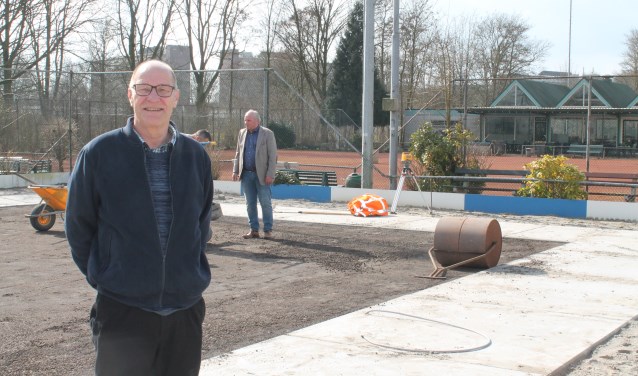 Voorzitter Wiek van Gelder bij de padelbaan. Die is nu klaar voor gebruik.