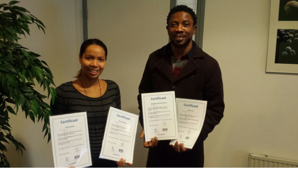 Enkele medewerkers met hun certificaat. Op de ene foto staat ook een van de twee docenten, Marjon van Dalen, die de lessen op beide bedrijven verzorgen.