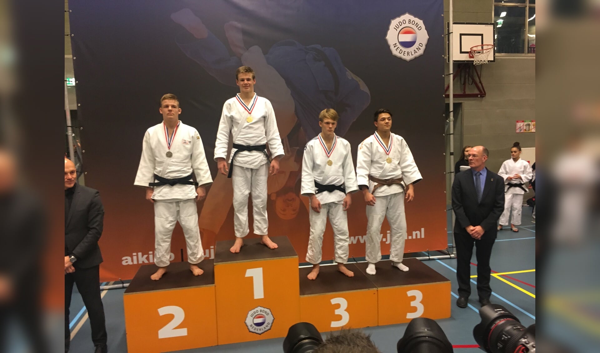 Tigo Renes als Nederlands judokampioen op de hoogste trede van het podium in Tilburg