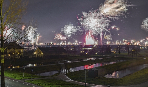 <p>Vuurwerk boven de Vennepse wijk Getsewoud.</p>