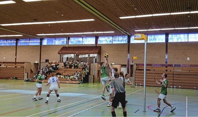 Een korfbalwedstrijd in sporthal Steinheim.