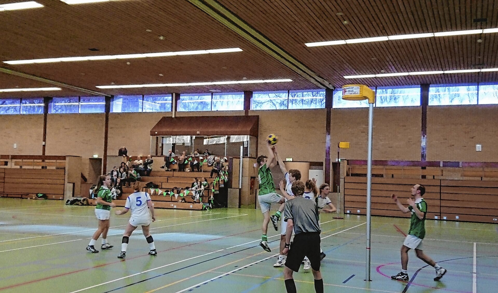 Een korfbalwedstrijd in sporthal Steinheim.