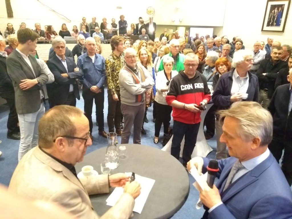 Burgemeester Rob Metz geeft eerste tussenstand in volle raadszaal van Soest.