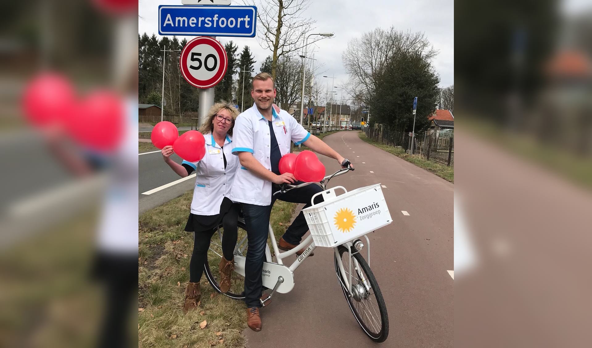 Ellen de Graaf en Nick Furster (zorgmedewerkers wijkteam Amersfoort Zuid) op de nieuwe elektrische fiets. 