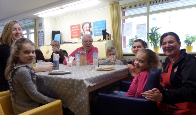 De hele buurt geniet van de pannenkoeken.
