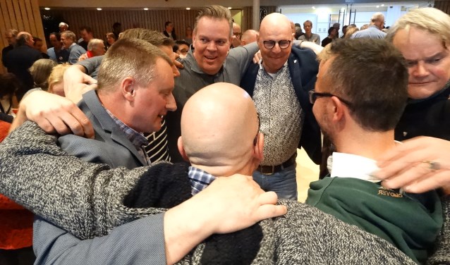 Na bekendmaking van de uitslag vieren de VVD ers de overwinning.
