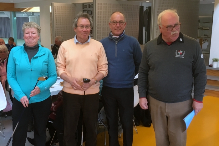 Winnaars links, wedstrijdleiding rechts