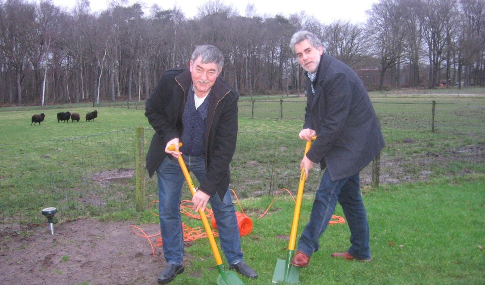 Jan van de Kraats en Gert van Winkoop starten alvast met graven.