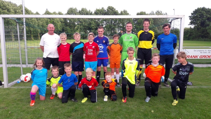 Geheel links (staand) Jeroen Scherpenzeel met zijn Jeugd-en Senioren keepers.