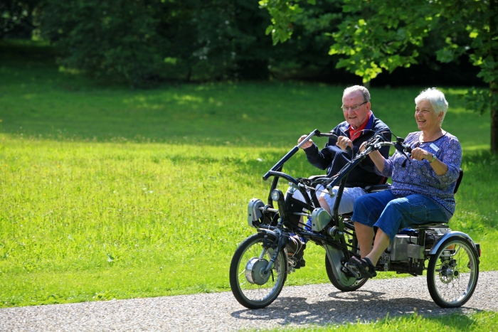 Vrijwilligers fietsen graag met onze vakantiegasten in de omgeving van het hotel op de duofiets of rolstoelfiets