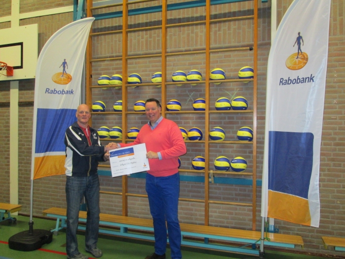 overdracht waardecheque door Richard Lengers (RABO) aan vooritter VCH, Ron Ferwerda