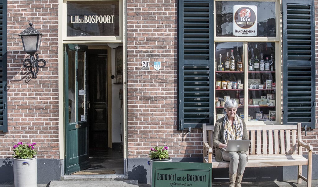 Hetty van den Ham aan het werk voor haar geliefde ´t Winkeltje van Lammert van de Bospoort.