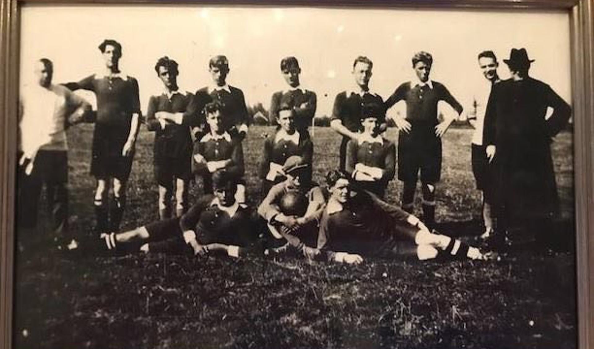 De eerste voetbalwedstrijd van SV Houten in 1933