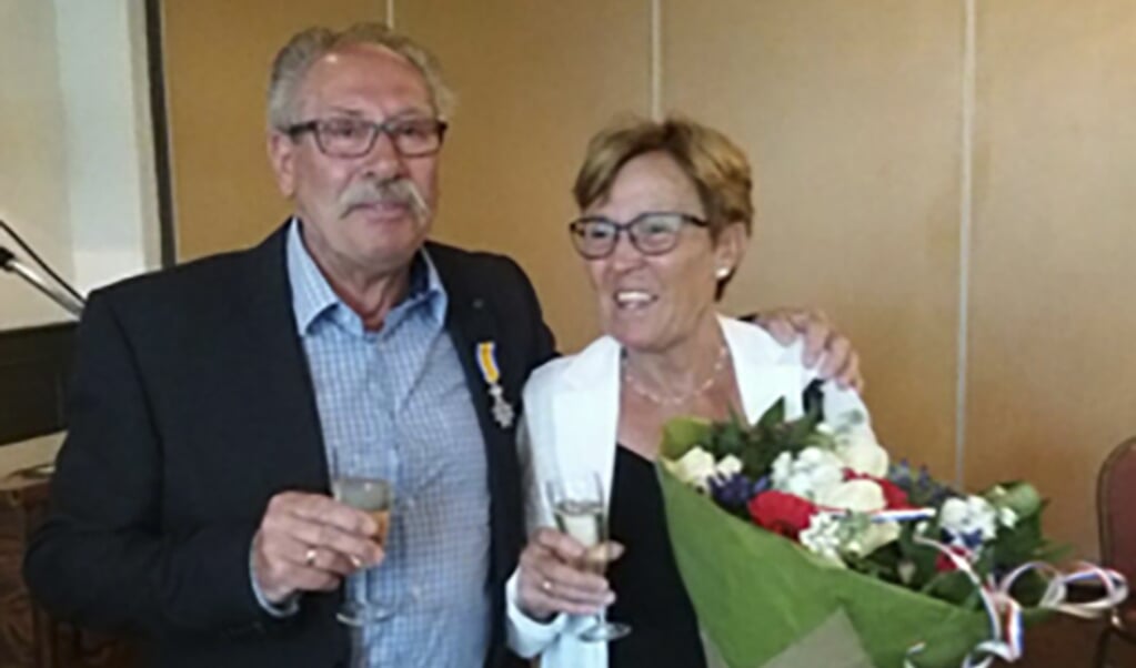 Henk Schoonhoven (links) werd door burgemeester Corry van Rhee-Oud Ammerveld onderscheiden.