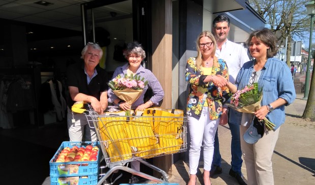 De dankbare ontvangers Reinier van Kuyk en Ira Appel van de Voedselbank, organisatoren Ruth en Gert-Jan van Veldhuizen en de gulle winnares Femke van Rossum met de volle winkelkar en extra appels na de 1-minuutrace.