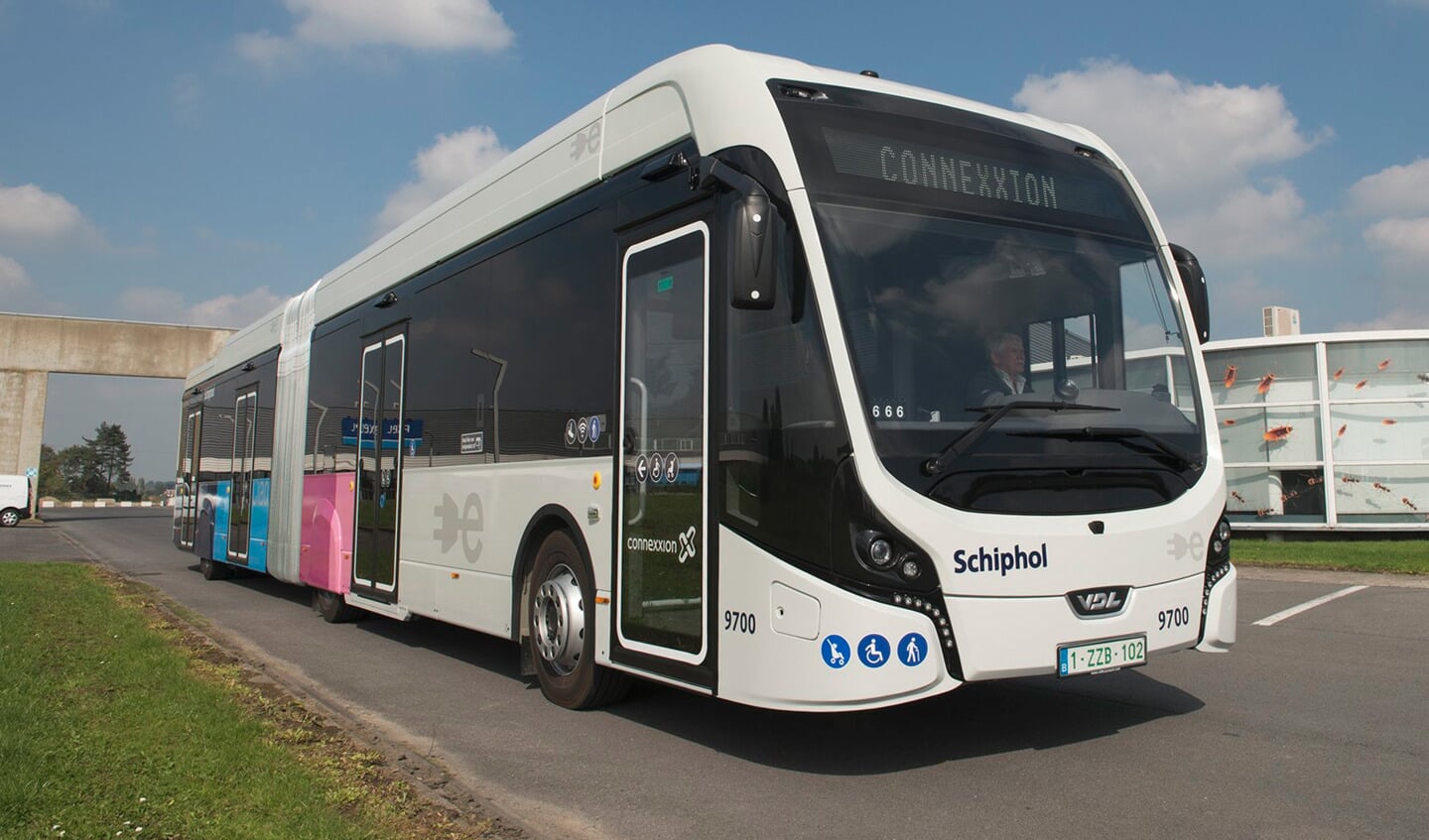 Eén van de elektrische bussen, zoals die nu rijden op en rond Schiphol. Zero emissiebussen worden de toekomst.  