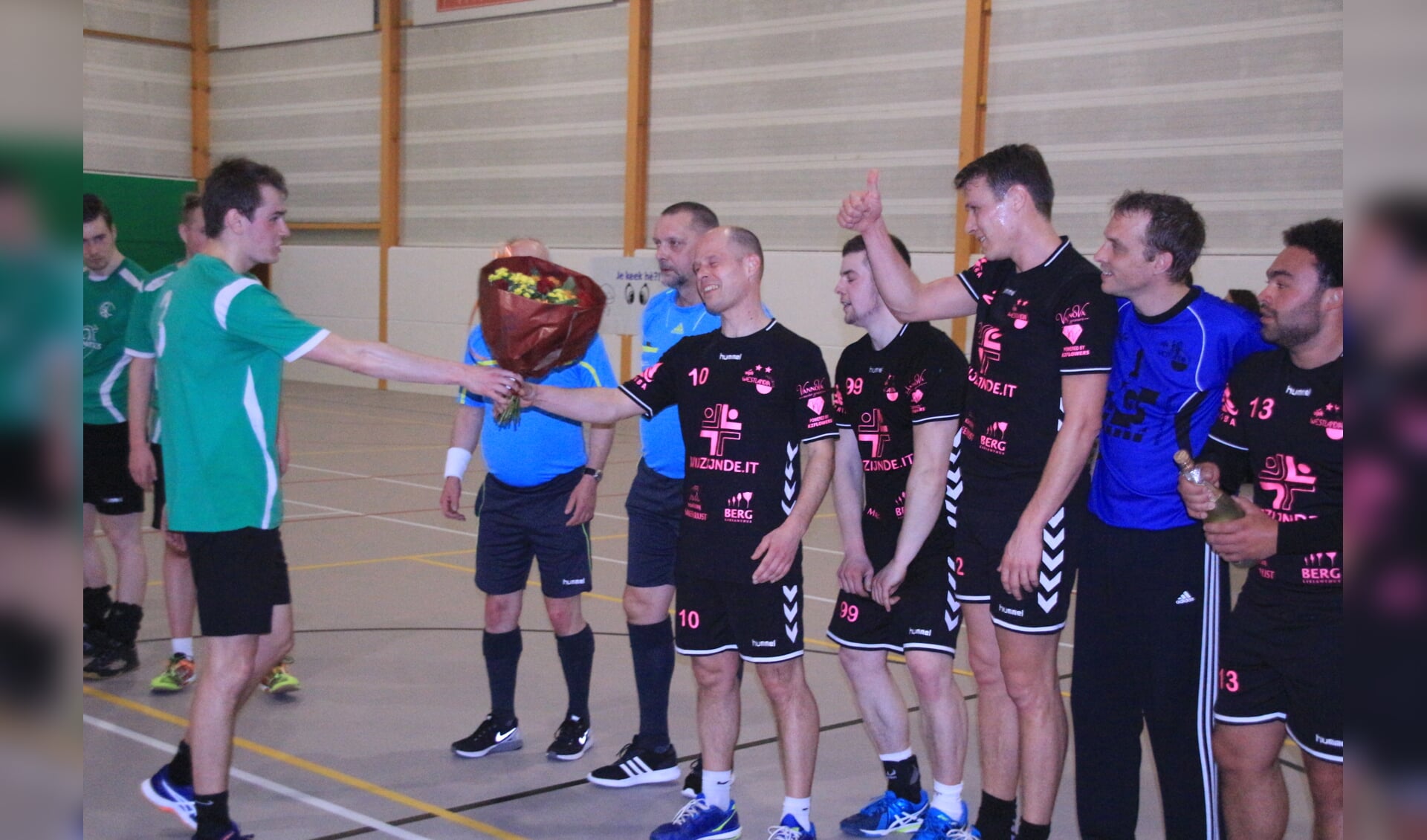 Celeritas aanvoerder Tijmen Bruggeman overhandigt de bloemen aan zijn collega van Westlandia vanwege het behaalde kampioenschap 