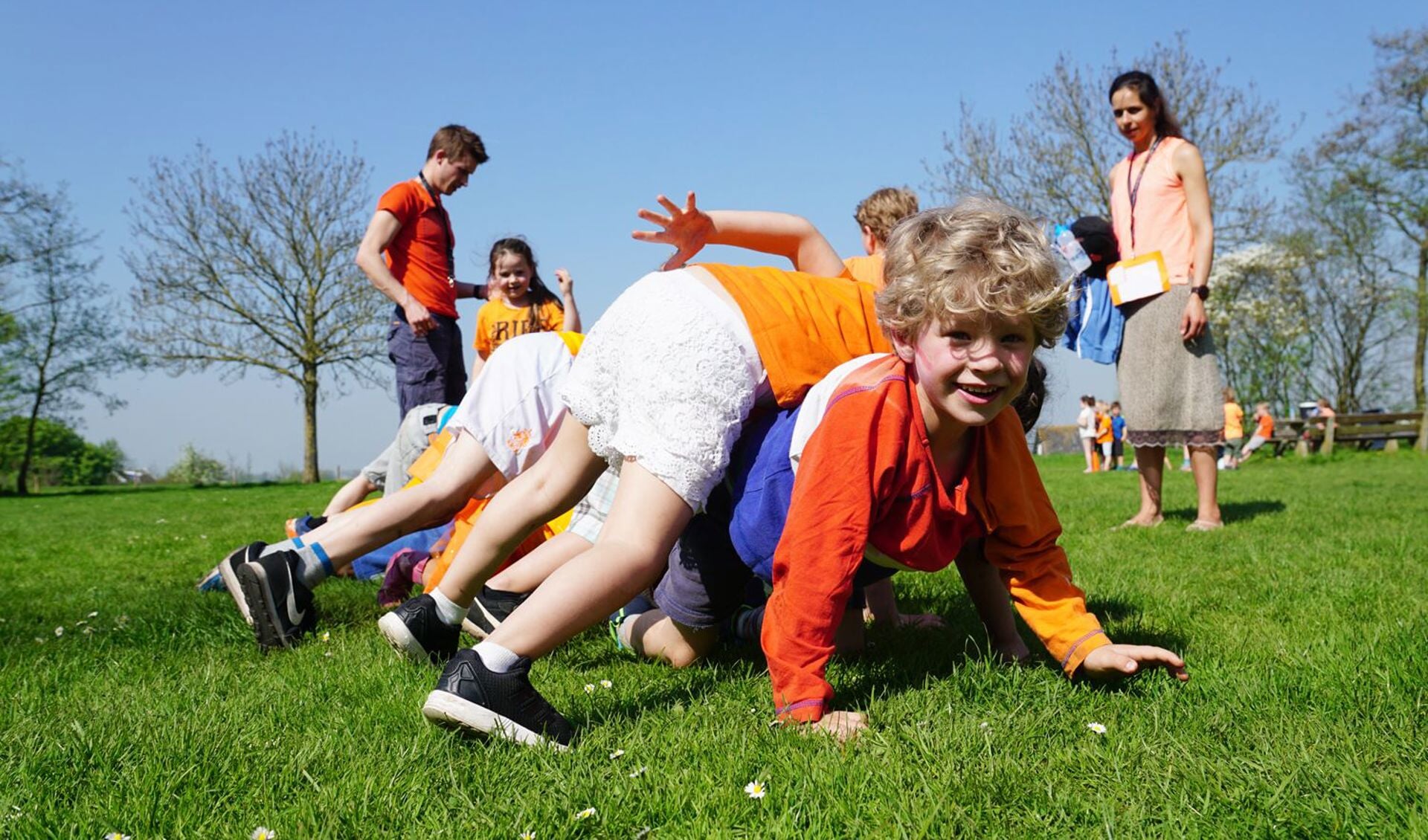 De Koningsspelen in 2018 bij basisschool De Zwaluw in Nes aan de Amstel. 