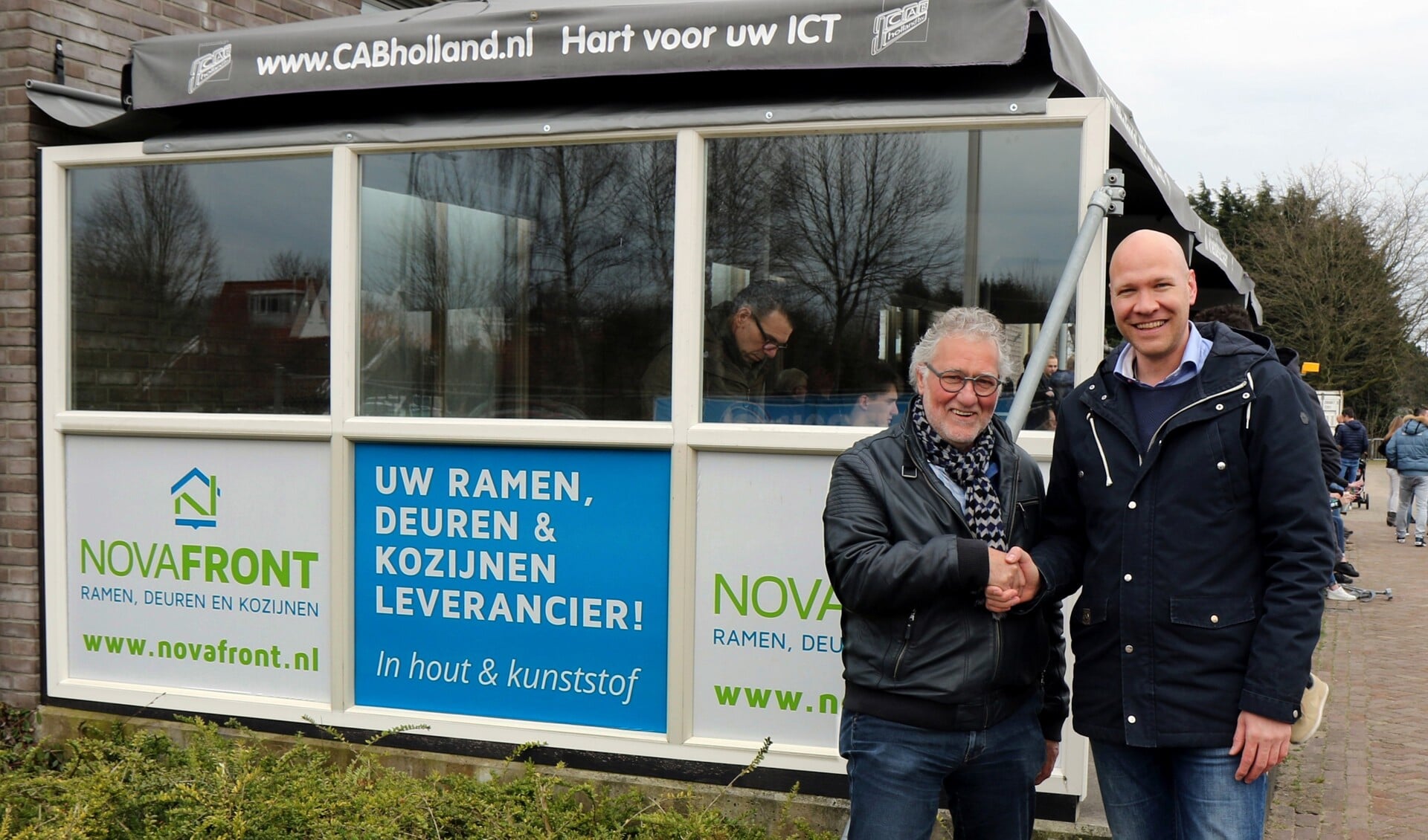 Op de foto Mathijs de Boon van sponsor Novafront en Arie van Noordenne van de sponsorcommissie van Vriendenschaar.