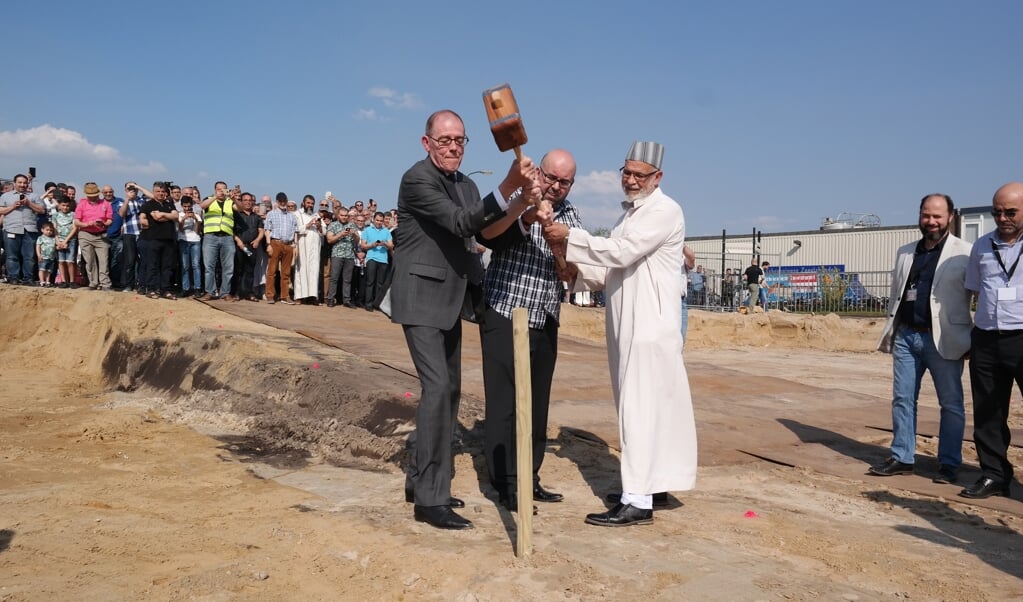 Burgemeester Piet Zoon, Iman M. Akidach en Hassan Saidi slaan symbolisch de eerste paal van de Nasser moskee