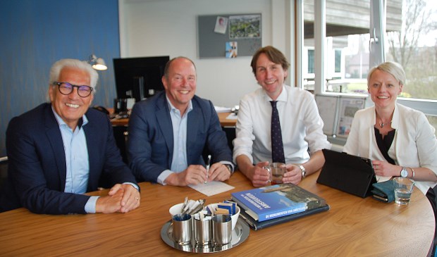 Ruud Kootker en Peter Bot van BBA (links) met de informateurs Herbert Raat (VVD) en Floortje Gordon (D66).