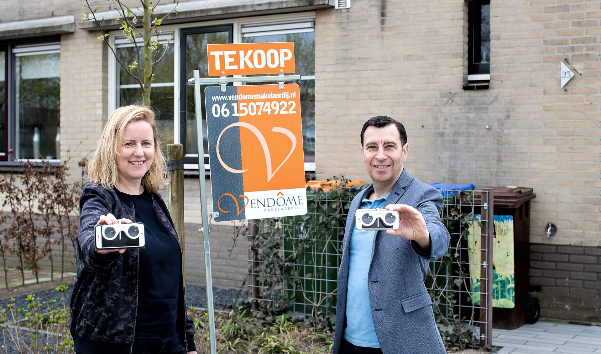 Patrick en Karin Iste met VR brillen voor een woning aan de Lutilistate in Ede.