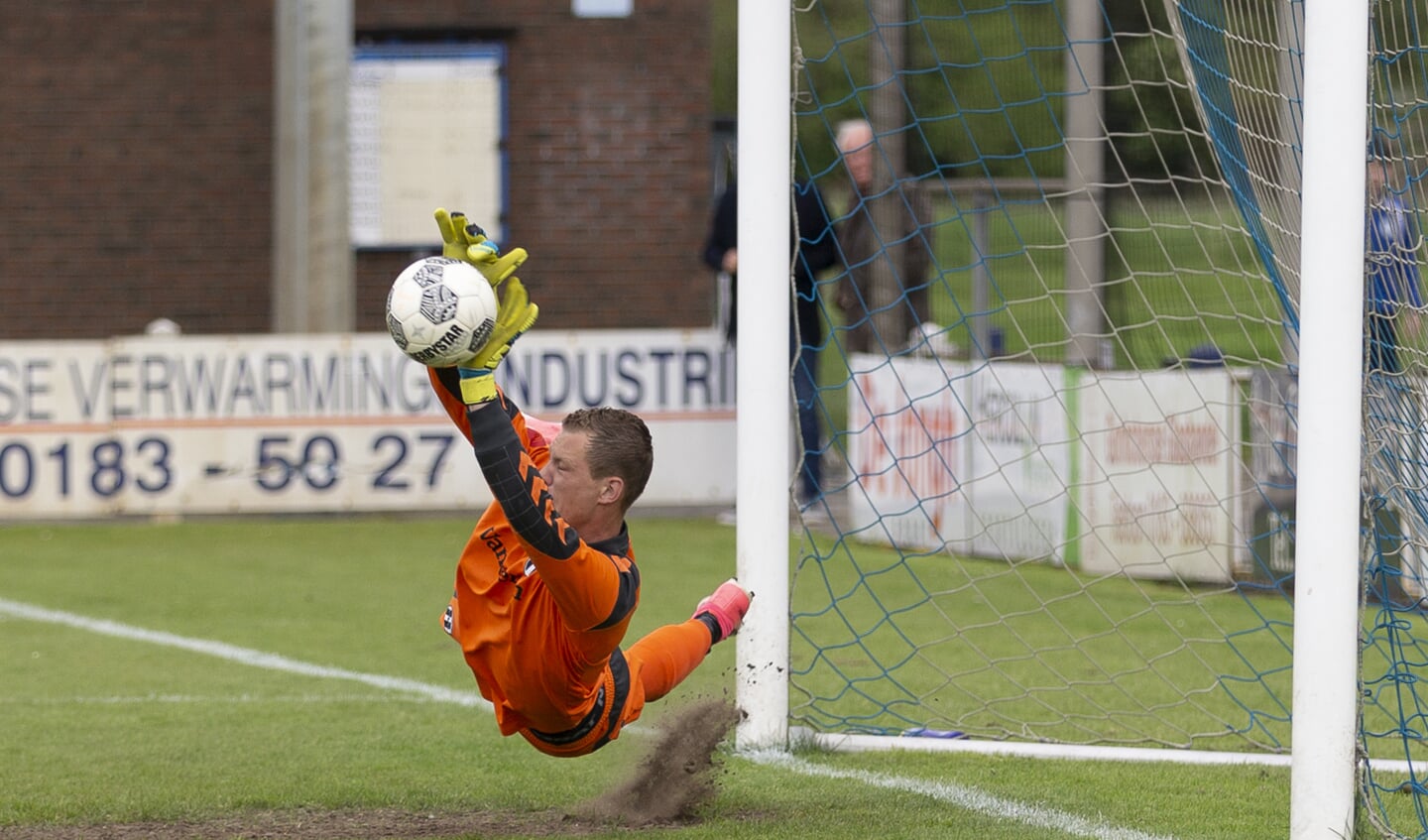 Dennis Rooijackers stopt de penalty van Laurens Lingen.