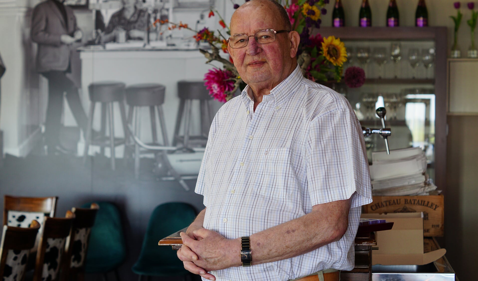 Richard Leurs met op de achtergrond een foto van zijn moeder in haar café/theehuis met vaste gast Wim Sonneveld. 