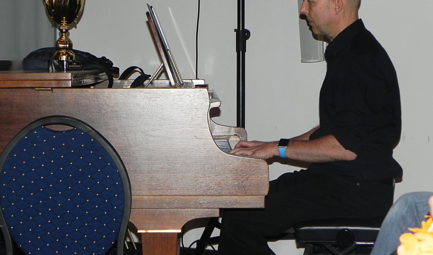 Michael van Breemen begeleidt Multiple Voice op de piano.                           