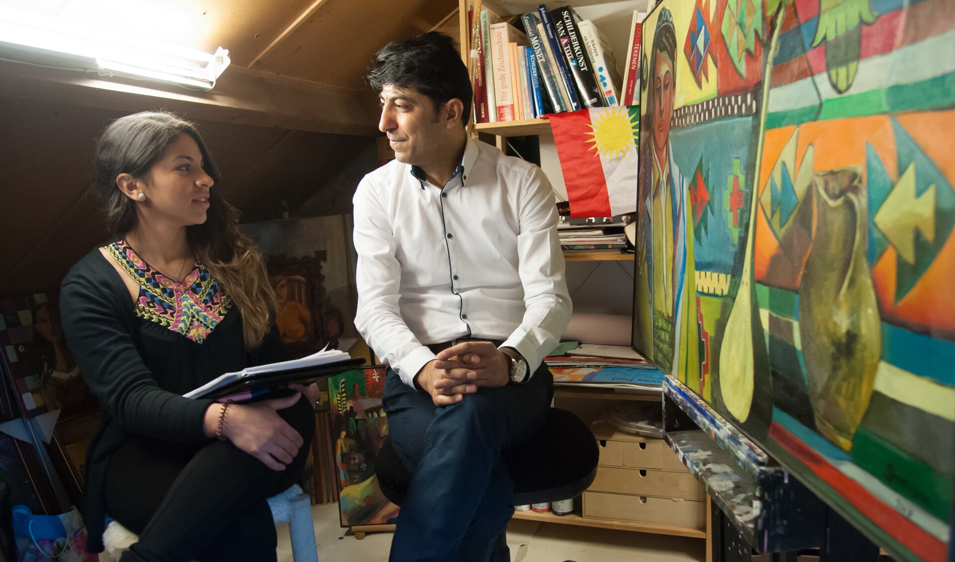 Mafer Rodrigues (links) uit Venezuela interviewt Sherwan Ismael Mohammed uit Irak over zijn passie voor schilderen.