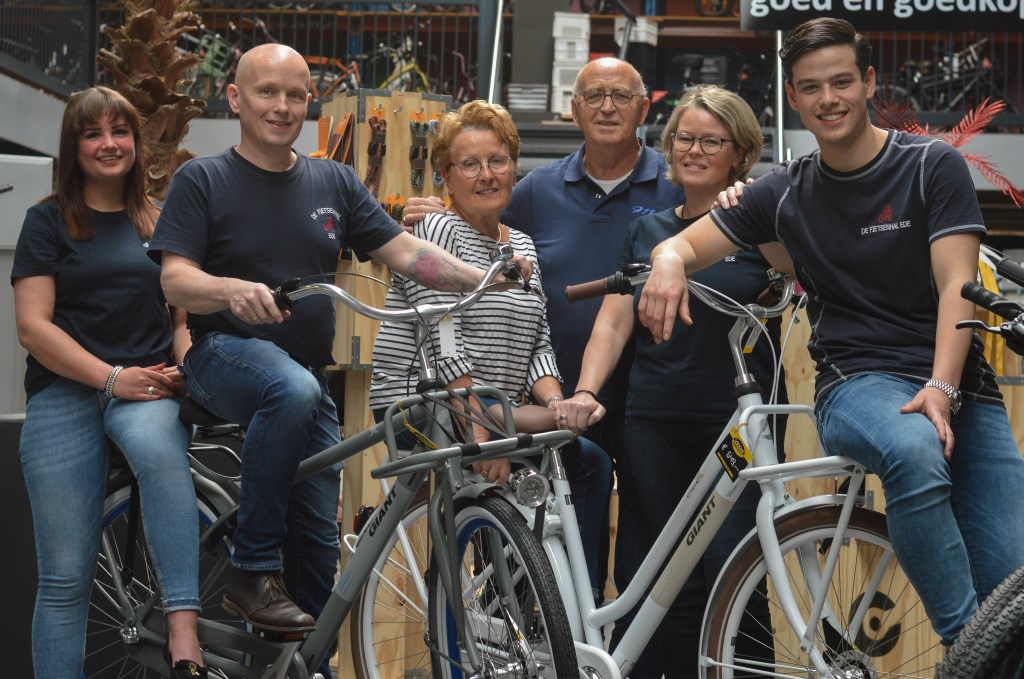 Drie generaties: Christel Veenendaal, Wim Veenendaal, Wil en Berend Veenendaal, Bernadette van Laar-Veenendaal en Lars van der Weele. (Foto: M. van Ravensberg)