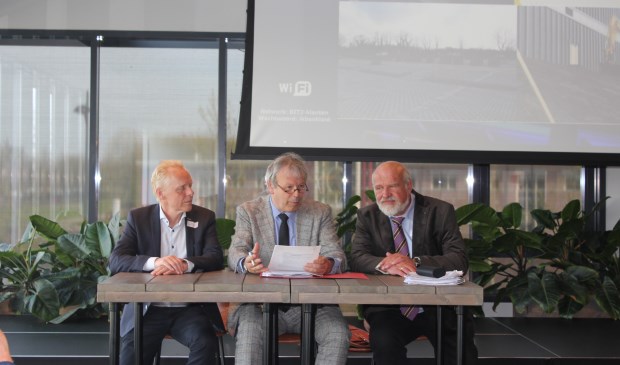 Ondertekening akte van oprichting door secretaris Koos Berghuis (Certicon), notaris Palko Benedek (Van Putten Van Apeldoorn Notarissen) en voorzitter Jan van Santen (Mondial Waaijenberg Groep).