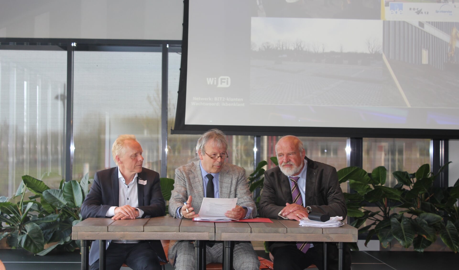 Ondertekening akte van oprichting door secretaris Koos Berghuis (Certicon), notaris Palko Benedek (Van Putten Van Apeldoorn Notarissen) en voorzitter Jan van Santen (Mondial Waaijenberg Groep).