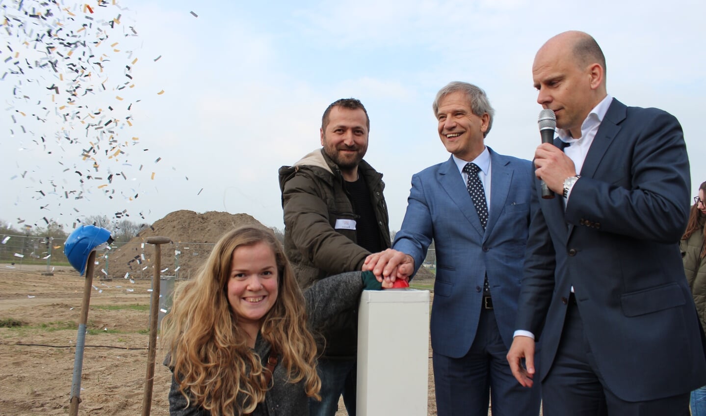Wethouder Johan Weijland, Antoni Poot van Latei geven samen met de kopers het startsein voor de bouw van Ninox!