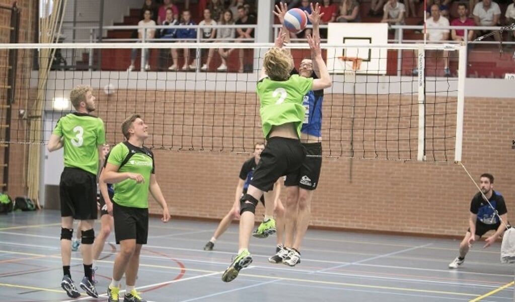 Blauw Wit was wel sterker dan SSS, maar het verschil was niet groot genoeg. De volleyballers moeten nu afwachten of ze rechtstreeks promoveren, of daar eerst nog voor moeten strijden. Foto: Dik Kuiper